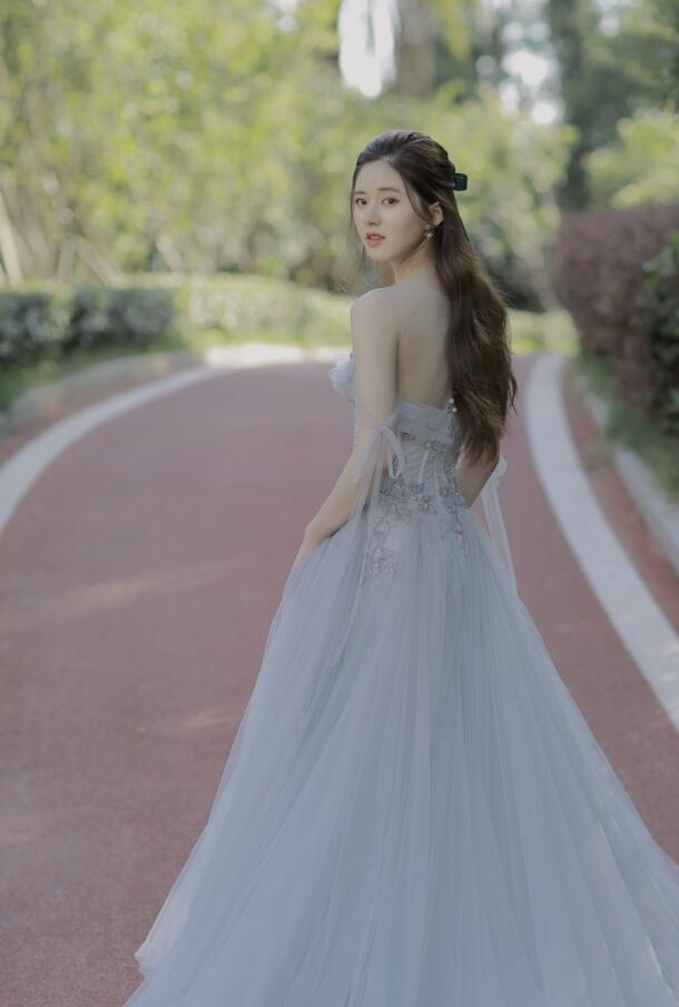 赵露思有多美?一身长裙像仙女下凡,网友:被撩到了!