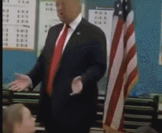 反正哪个小孩被他抱着都哭 不过,我们来看下真实的画面,特朗普在一所