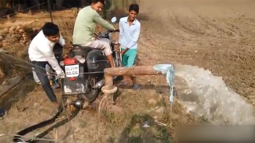 农村小伙自制"摩托车抽水泵"!一天浇八亩地,500块造一