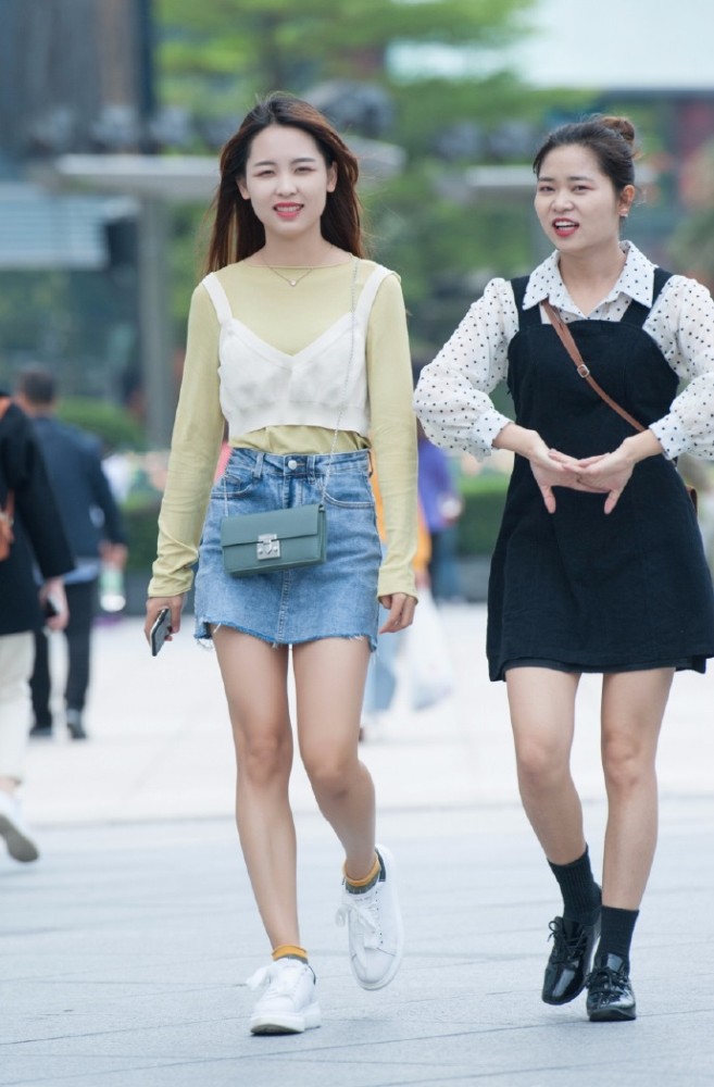 美女街拍:小姐姐简约的夏日凉爽穿搭风格,时尚耐看有气质!
