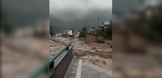 四川汶川暴雨导致山洪暴发 ,愿汶川平安~!