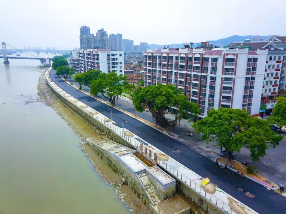近日,记者从石码镇了解到,龙海锦江道(石码段)预计本月可完成路面