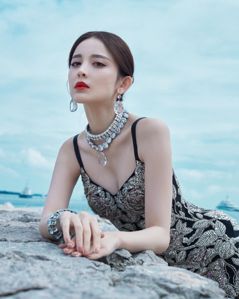 来自新疆美女古力娜扎的身材暴击!娜扎华丽性感写真,你打几分?