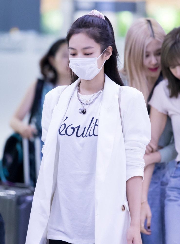 jennie 白t加西服外套,妮总高扎马尾,带火品如土发饰