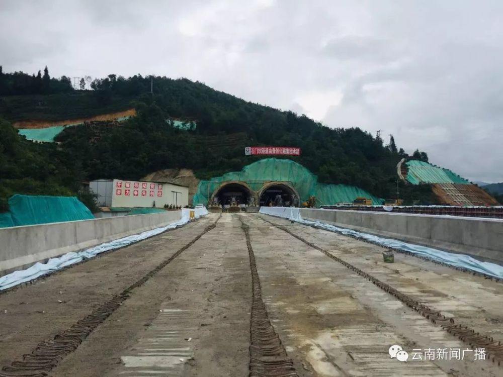 先来目睹一下云凤高速云县入口航拍视频