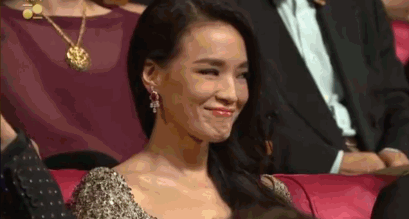 张震在台上拉着韩国欧尼河智苑,从头到脚都蛇精病地卖起了萌 随手