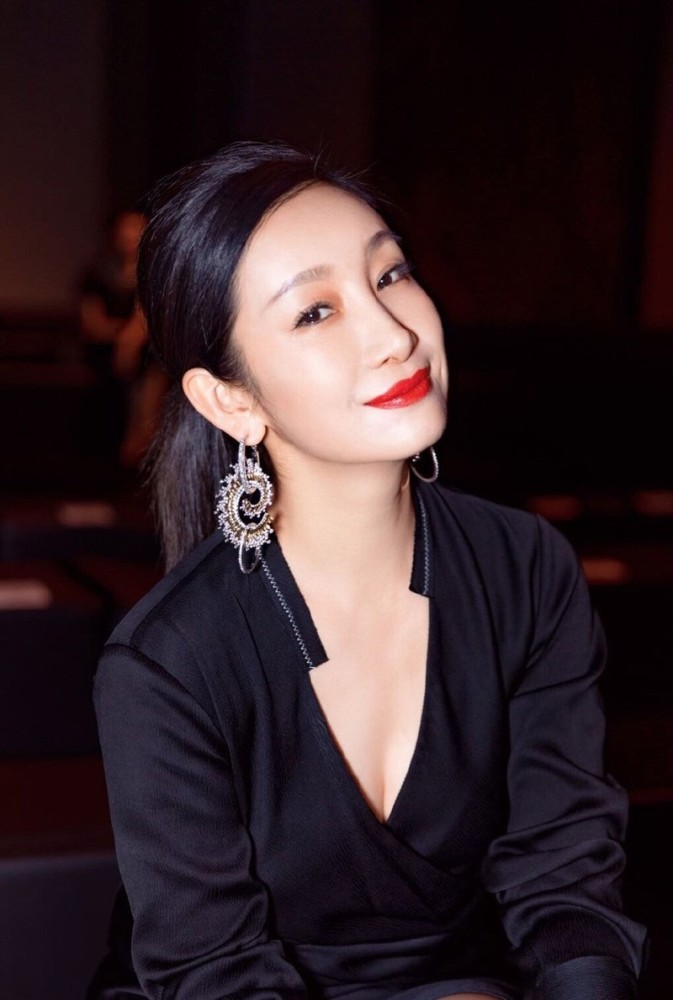 秦海璐v领短裙搭配烈焰红唇,尽显成熟韵味