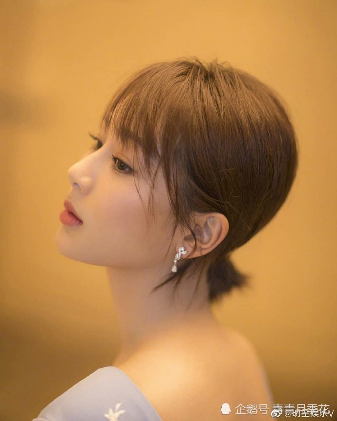 杨紫甜甜的侧脸,好美哦