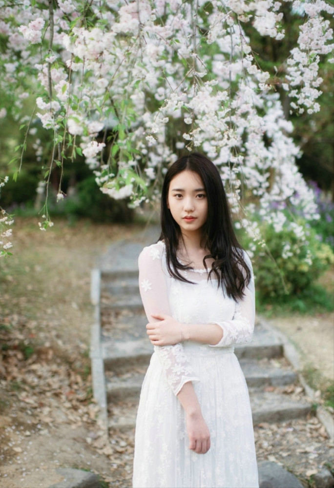 清纯美女樱花树下唯美写真,女神范十足