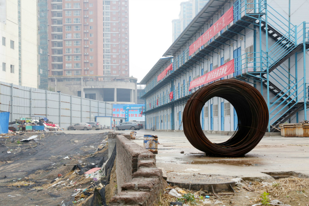 楼盘开发商挖坑不开工 4年骗款上亿