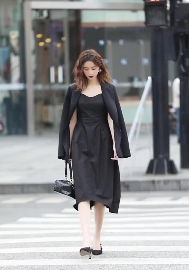 黑色连衣裙外搭黑西装,时髦且优雅,再加上黑色手提包,气场十足