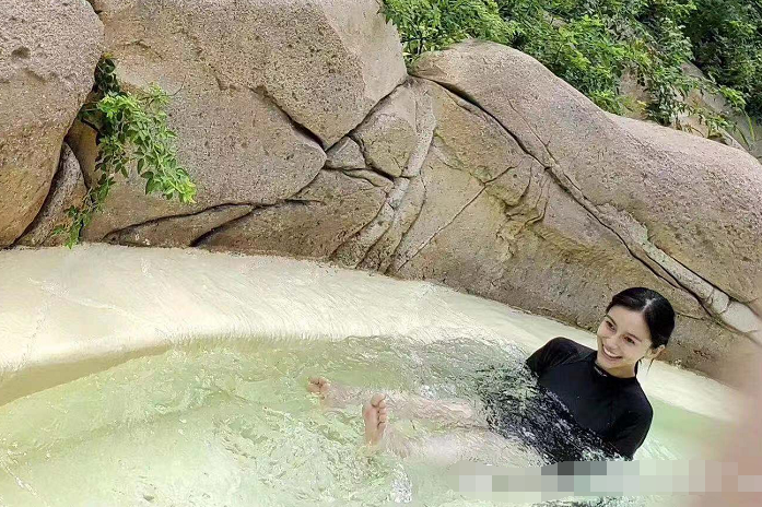 网友偶遇baby玩漂流,看到对面坐的男生,粉丝都不淡定了