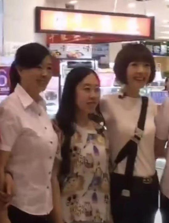 42岁杨丽娟与鲁豫合照流出,曾狂热追求刘德华,如今打工未嫁人