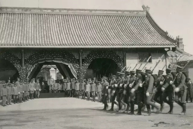近代中国第一次阅兵:袁世凯意气风发,队伍中既有清兵也有北洋军