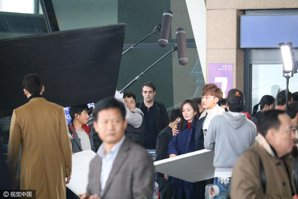 刘恺威带女儿玩耍 杨幂和黄子韬拍戏忙