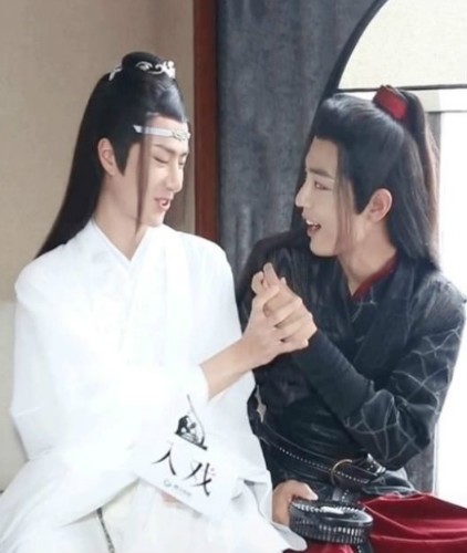 《陈情令》更新独家花絮,原来肖战私底下这样称呼王一博的,好甜