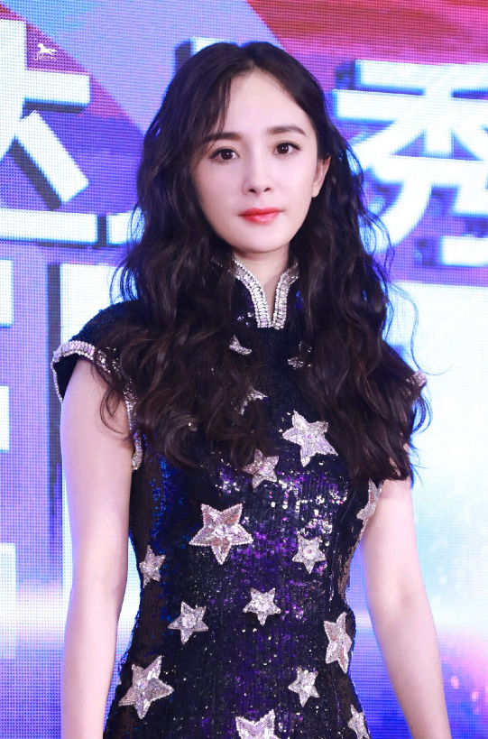 杨幂就是这么真实,穿旗袍装不见一丝赘肉,身材比例更惊艳