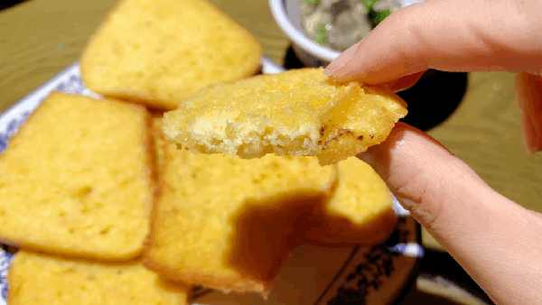 价格:26元/份 zha wo tou pian 炸窝头片臭豆腐 炸的金黄的窝头片 配