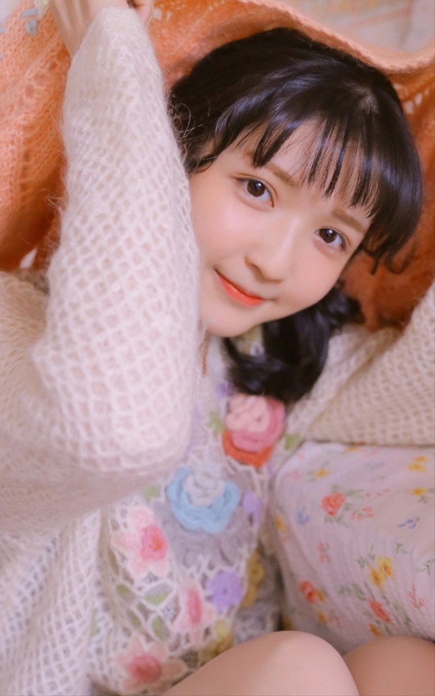 小清新美女光嫩美腿热裤居家唯美图片