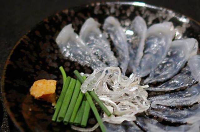 日本最 变态 的5种美食 趁小鱼活着时 打上生鸡蛋一起吞下去 看点快报