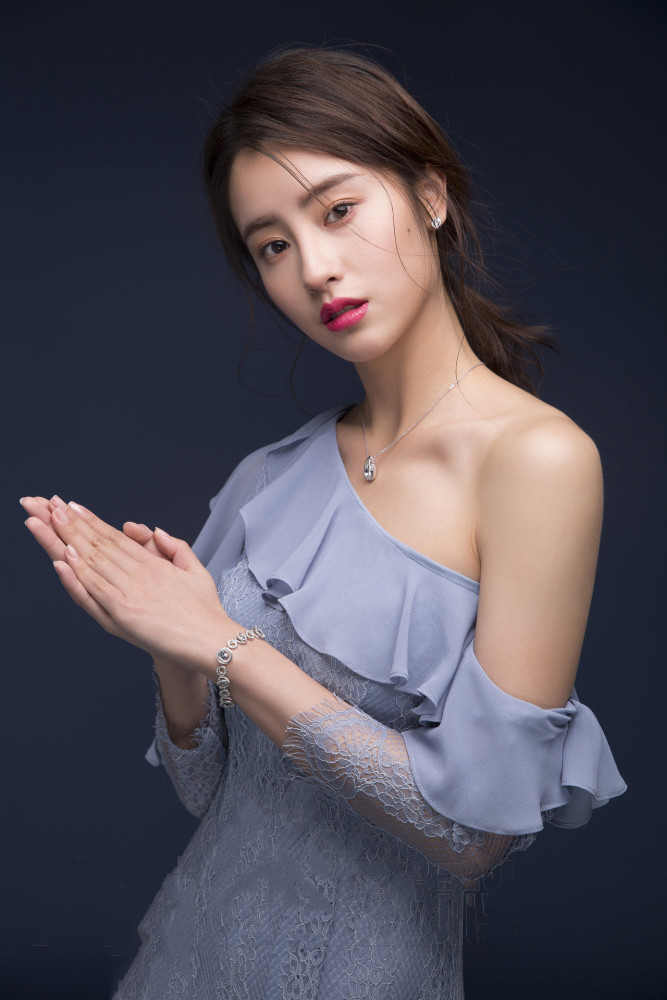 女明星毛晓慧时尚美丽大方写真图片