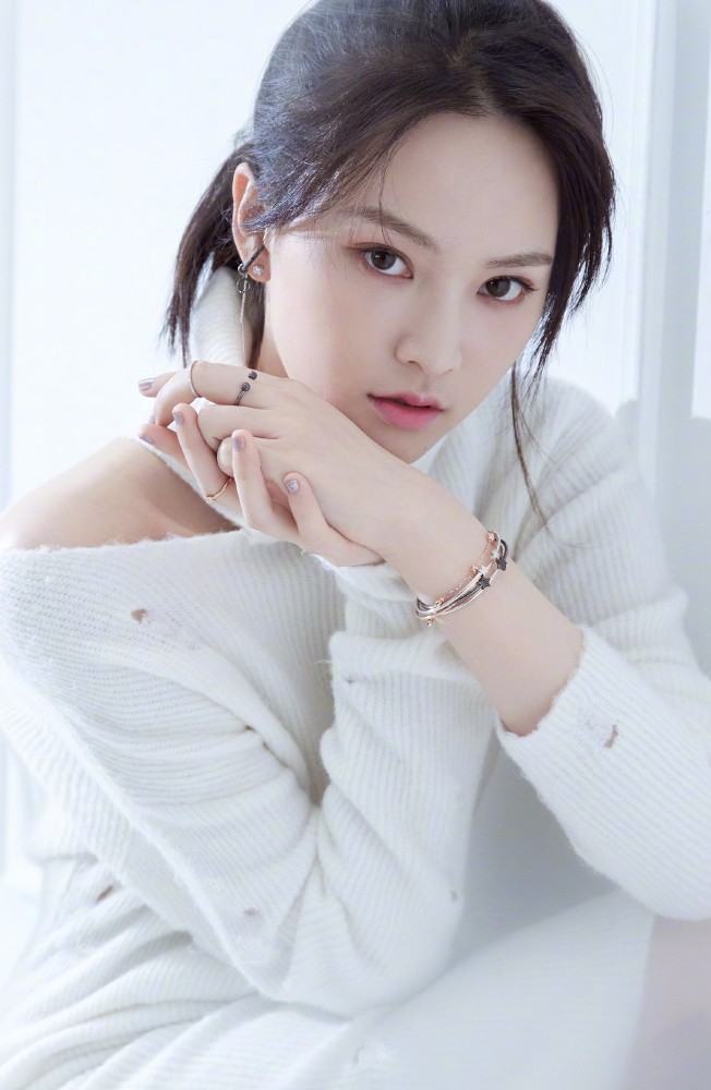 黄灿灿精美壁纸:岁月逐人,你若爱她,就许她天荒地老