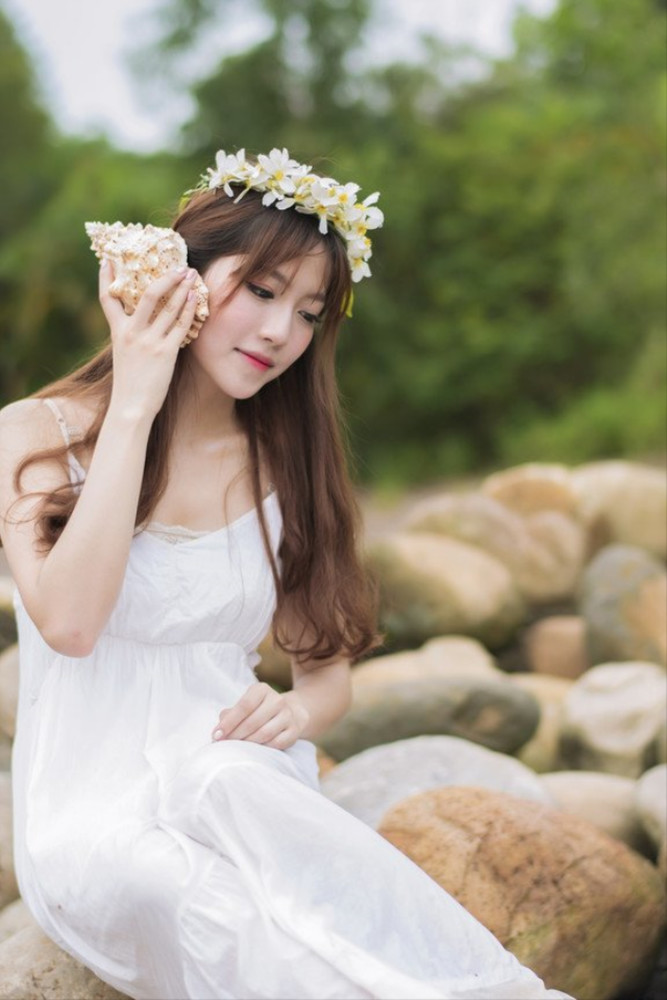 白裙少女小溪边清纯艺术照,惊艳动人