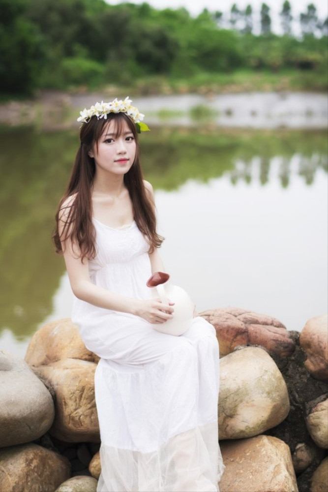 白裙少女小溪边清纯艺术照,惊艳动人