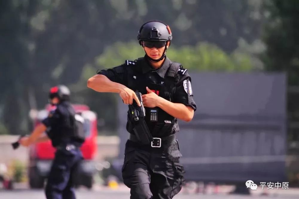 《警察特训营(第三季)》中,他技压群雄,脱颖而出,担任李亚伟战队队长