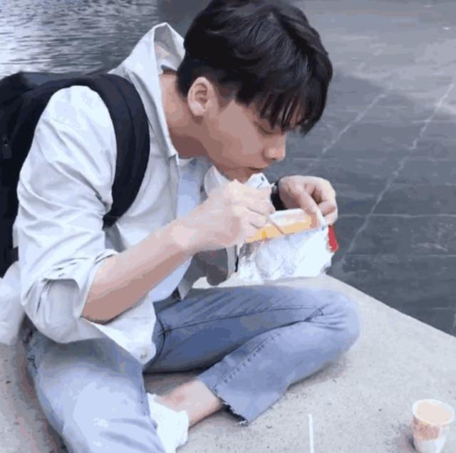 李易峰街头吃泡面,看到他喝水的姿势女友粉闹了