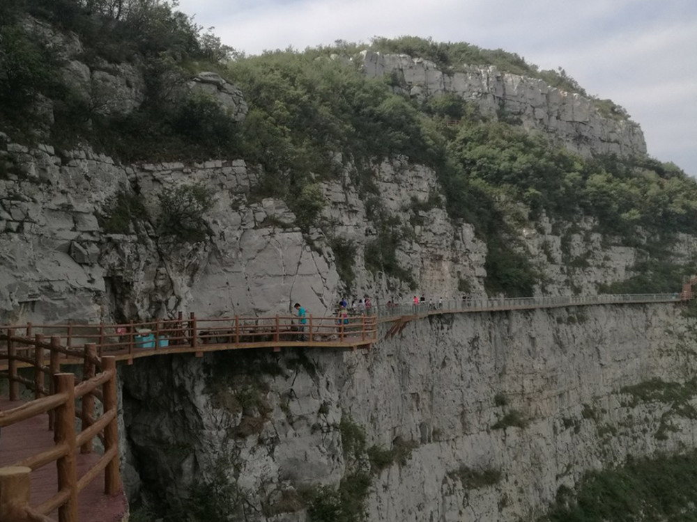 河南青天河风景区,山水风光不输桂林,有多条栈道供徒步游玩