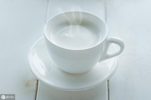 晚上睡前半小时可以喝一杯热牛奶,可以很好的提升睡眠质量.