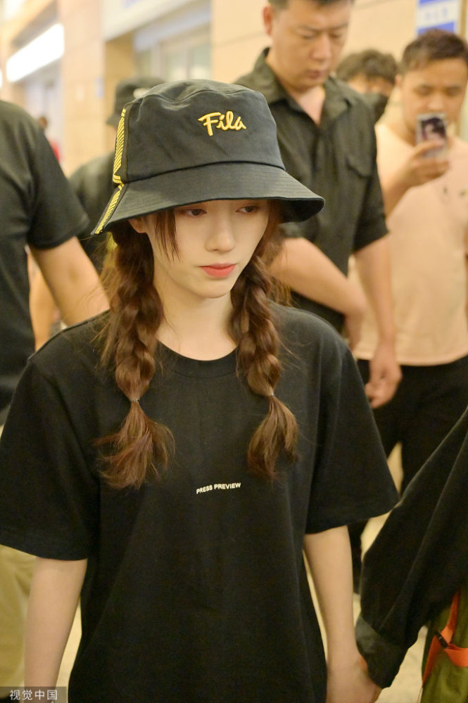 鞠婧祎戴渔夫帽扎双马尾少女感爆棚 遭保镖护驾粉丝围