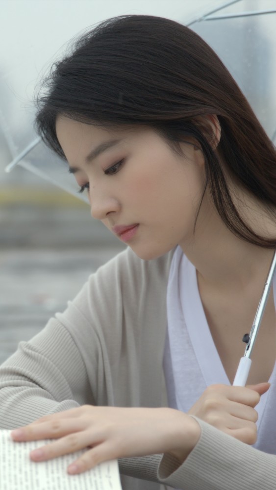 "神仙姐姐"刘亦菲,打伞看书望天,清纯堪比大学生