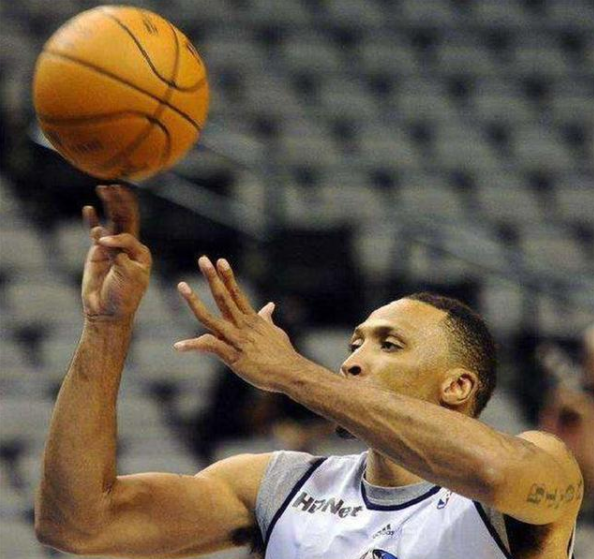 示爱罚球不正经罚球,都没他端尿盆