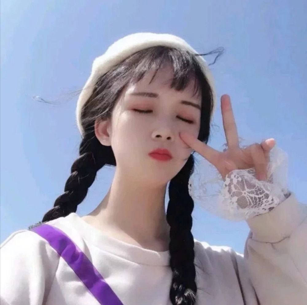 叮咚,您八月份的"闺蜜头像"正在派件中,请注意及时更换呀!