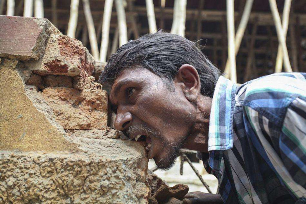 印度"奇葩小伙",年幼因为挨饿啃砖头,靠着吃砖头活了20年!