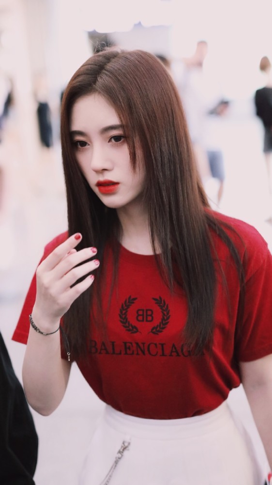一组鞠婧t日常生图:鲜艳的的暗红色,像是个冒汁的火龙果!