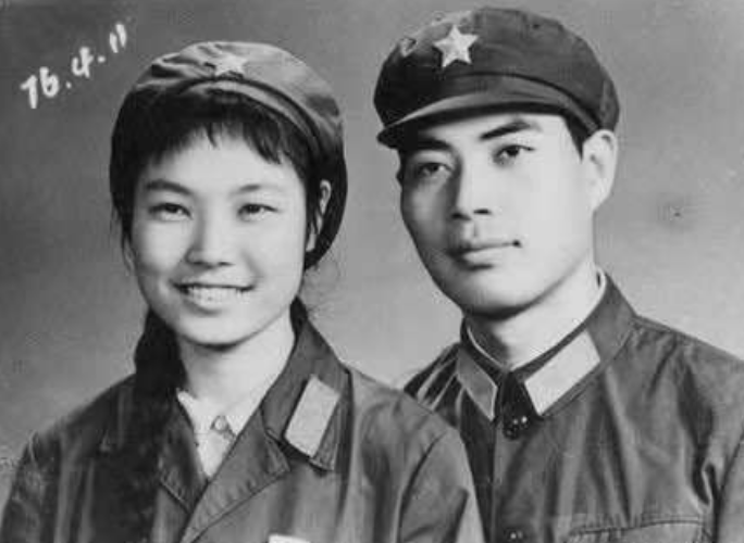 图为70年代结婚照,男的头戴五角星帽子,女的笑的非常甜蜜.