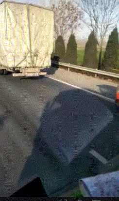 gif搞笑趣图:风也太大了!赶快回家,要不吹走了!