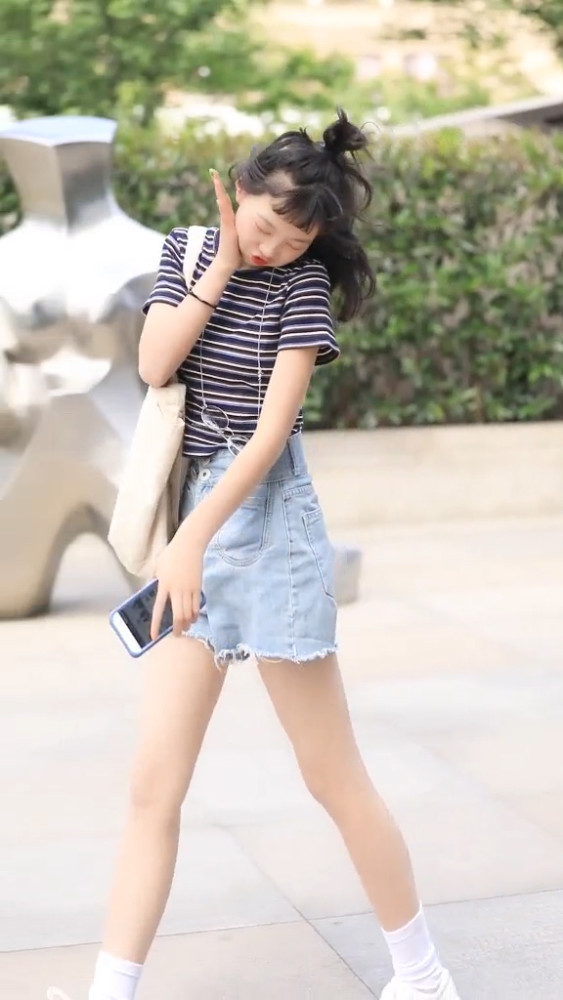 牛仔短裤是女生夏季必备单品之一,耐穿百搭,显得腿又细又长,高腰的