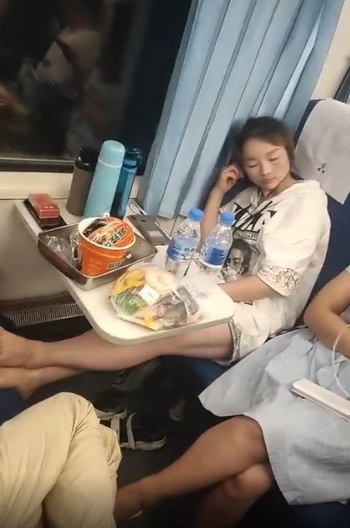 近日一组女乘客在火车上脱鞋晾脚的照片在网络上流传,这些女乘客的低