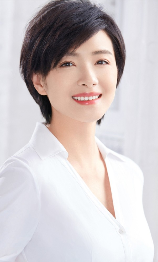 气质女神万茜,能驾驭各种短发,帅呆了!
