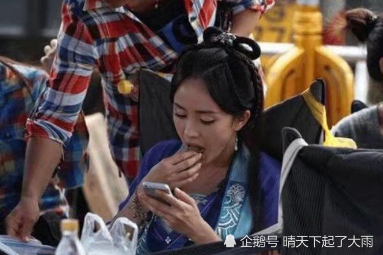 明星吃辣条,热巴霸气,杨幂专业,看到图四他:不怕集体脱粉吗?