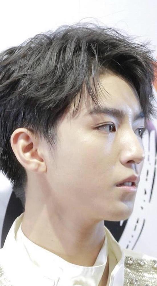 王源的脸怎么了?近来多次被拍到脸上