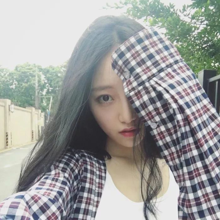 喜欢这种神秘感觉的女孩子,一般内心都比较敏感,看起来高冷生人勿进