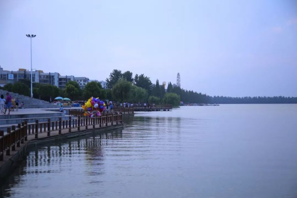 现在钟祥的天气逐渐走向凉爽 微风吹来,还是忍不住的打哆嗦 而窗外频