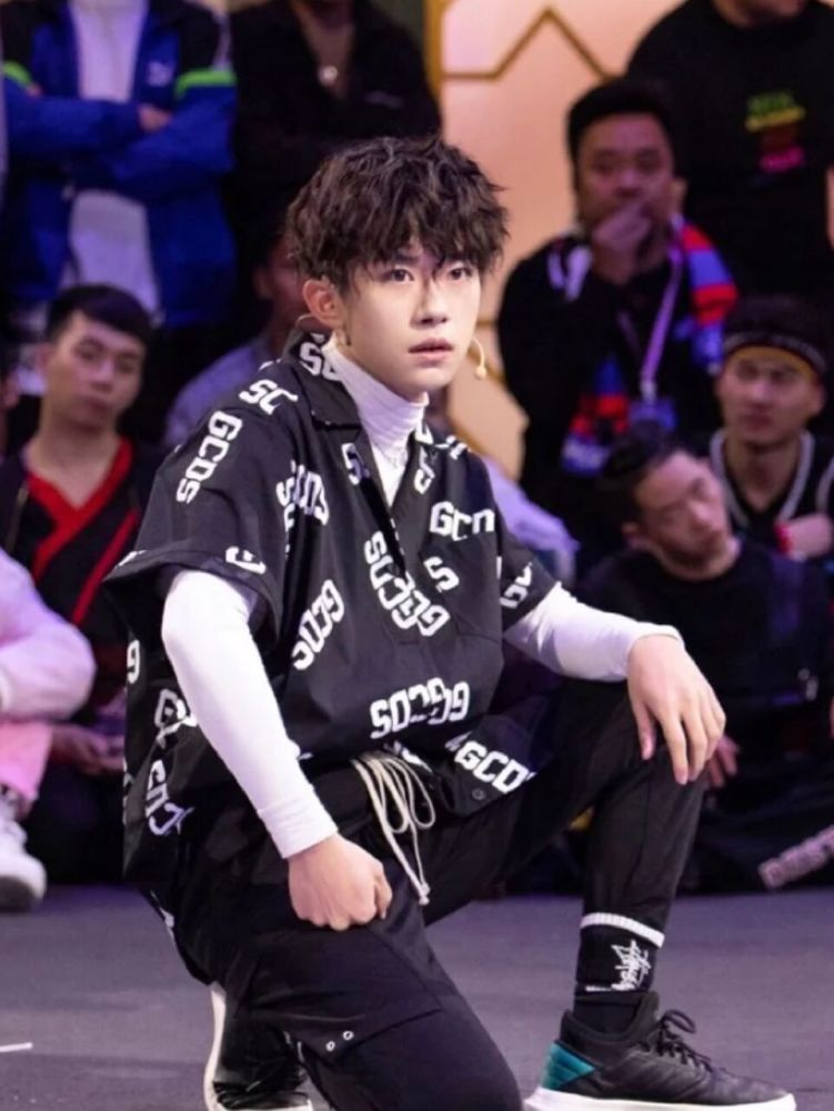 当张子枫撞上易烊千玺,同款"情侣装"引争议,网友:有情况!