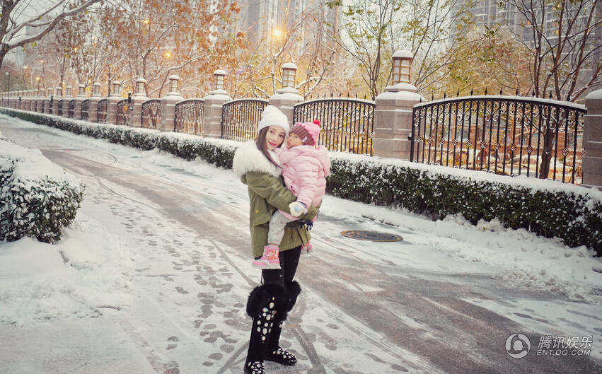 李小璐带甜馨堆雪人 母女打扮时尚