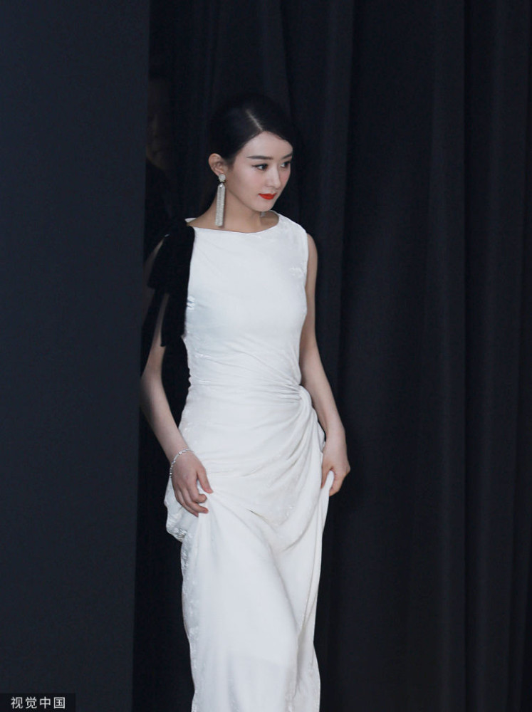 赵丽颖:款款登台美若女神,踩细高跟优雅提裙摆